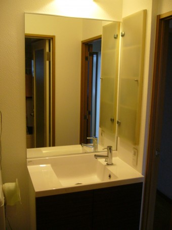 コンパクトに収まる洗面化粧台 INAXエスタ コンパクトに収まる洗面化粧台 INAXエスタ